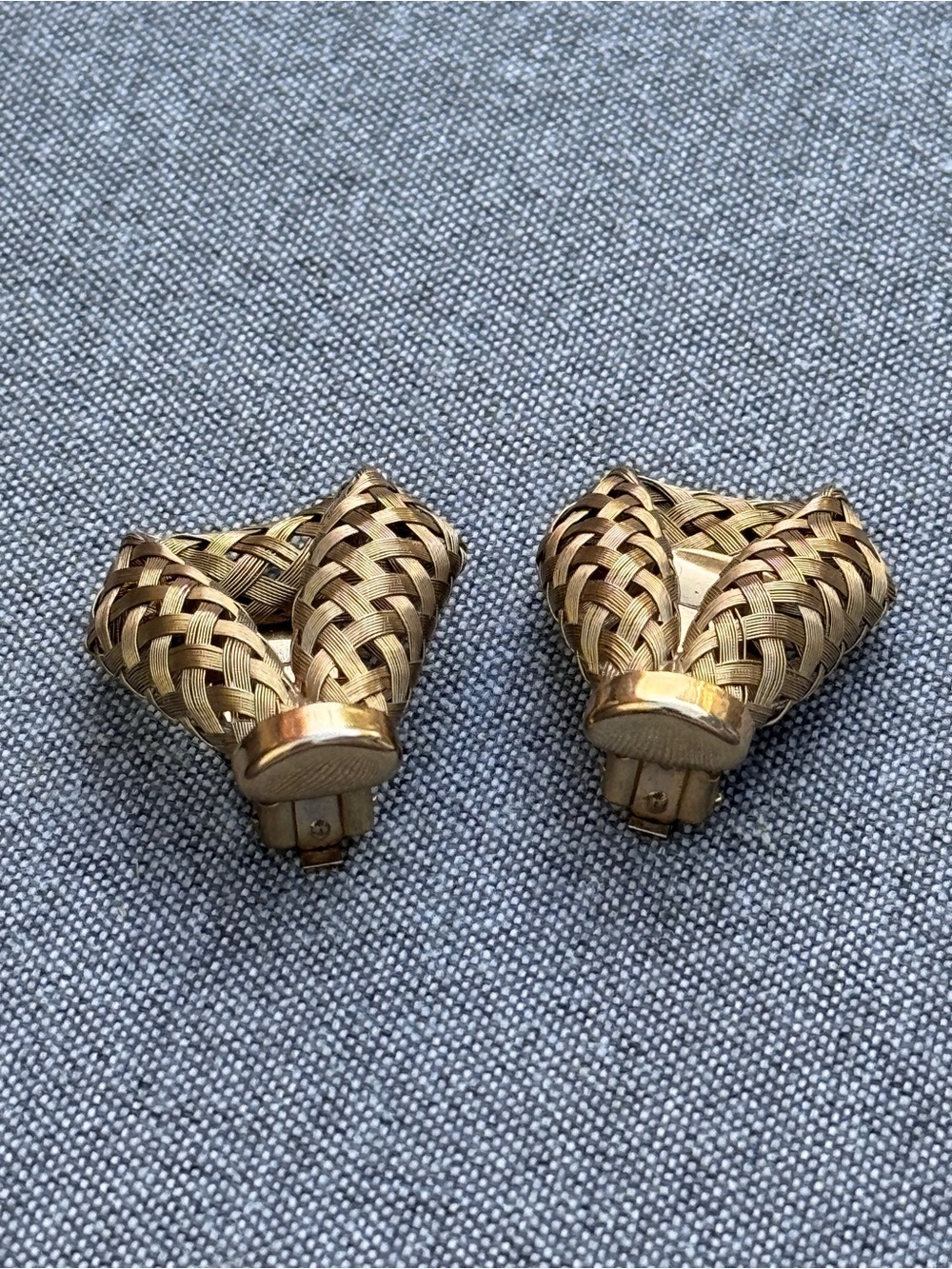VTG 70s 80s Gold Tone Basket Weave Clip On Earrings Sculptural Statement Jewelry - Picture 3 of 4
